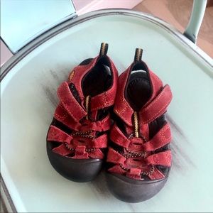 Keen Sandal gently used in dark red. Unisex